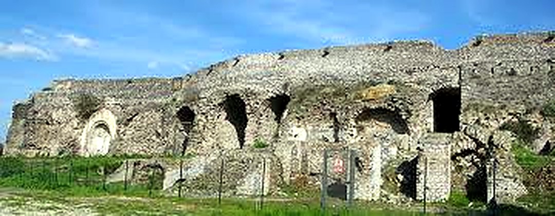 La facciata monumentale delle sostruzioni romane