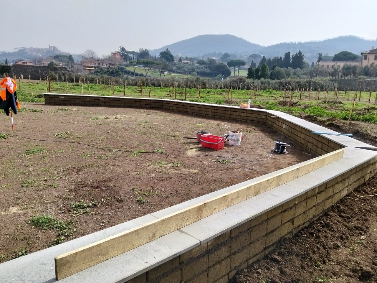 I lavori: il muro curvo in costruzione