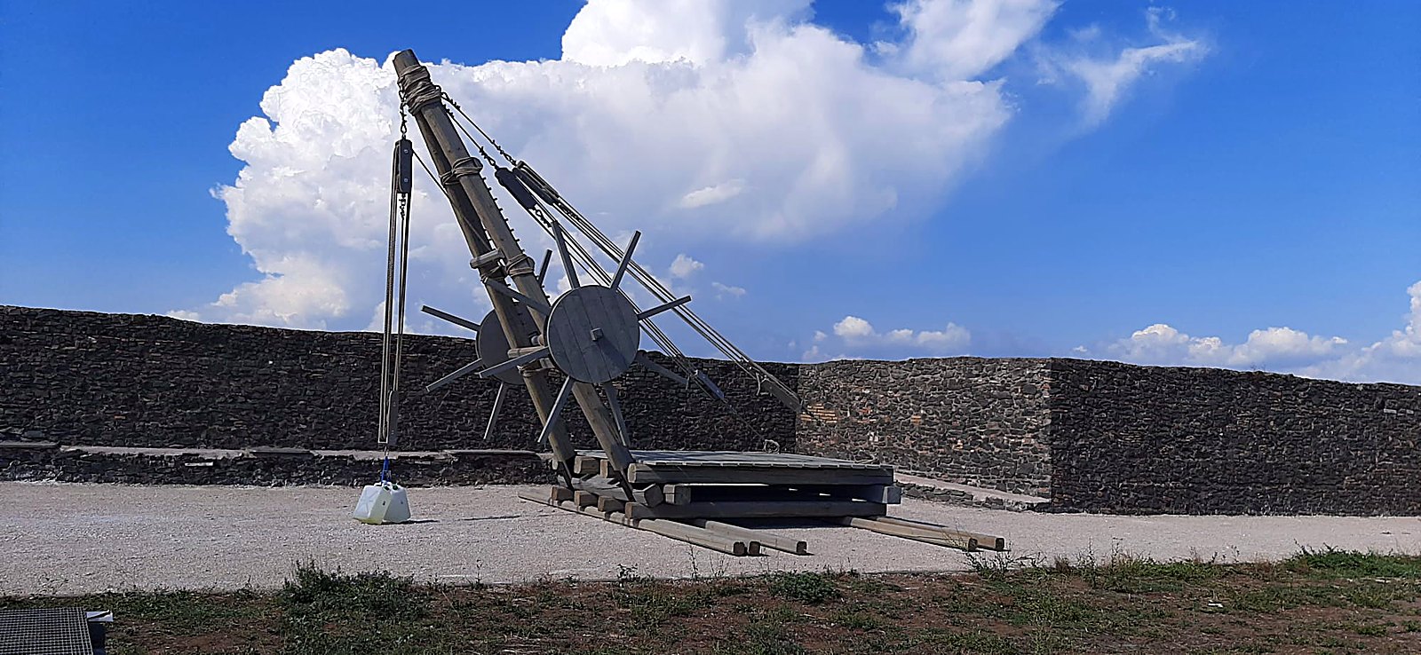 The crane against the sky: the inclined mast and the windlass wheels