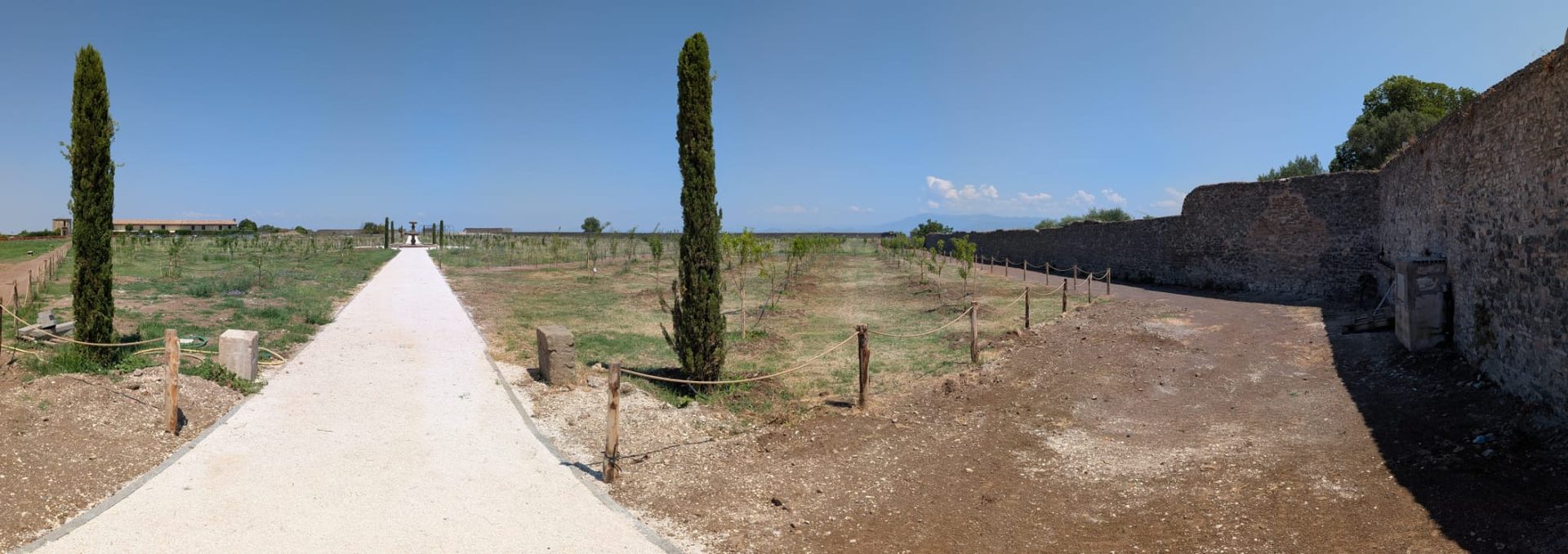 Il viale centrale del Pomario con i cipressi